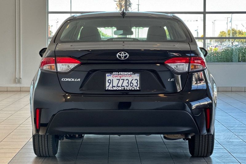 Toyota Corolla Vehicle Full-screen Gallery Image 05