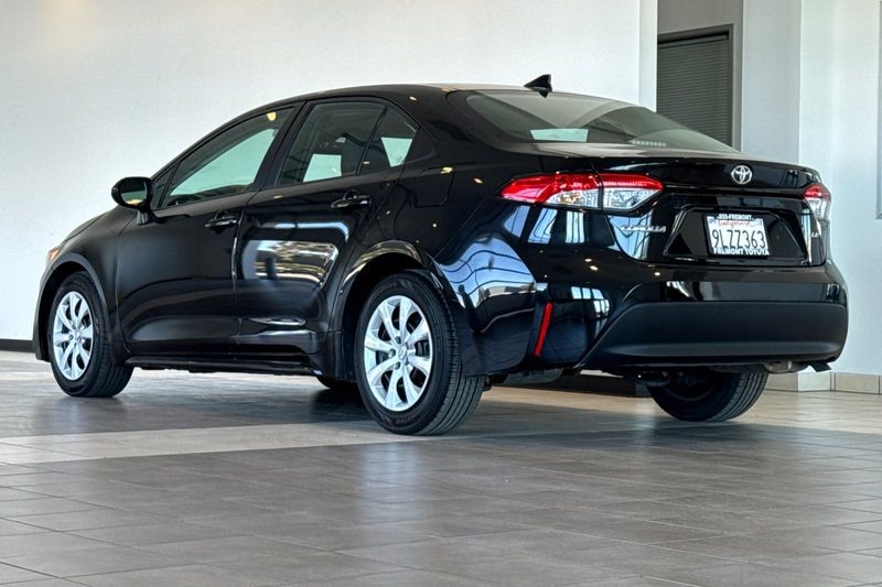 Toyota Corolla Vehicle Full-screen Gallery Image 06