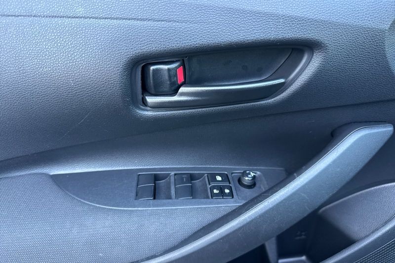 Toyota Corolla Vehicle Full-screen Gallery Image 11