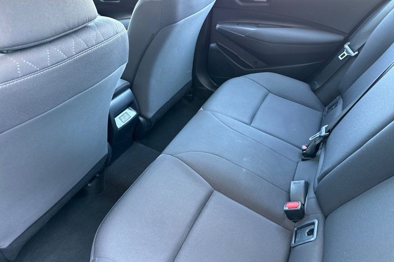 Toyota Corolla Vehicle Full-screen Gallery Image 12