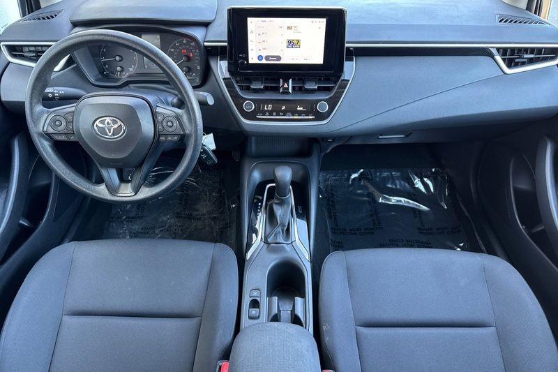 Toyota Corolla Vehicle Full-screen Gallery Image 13