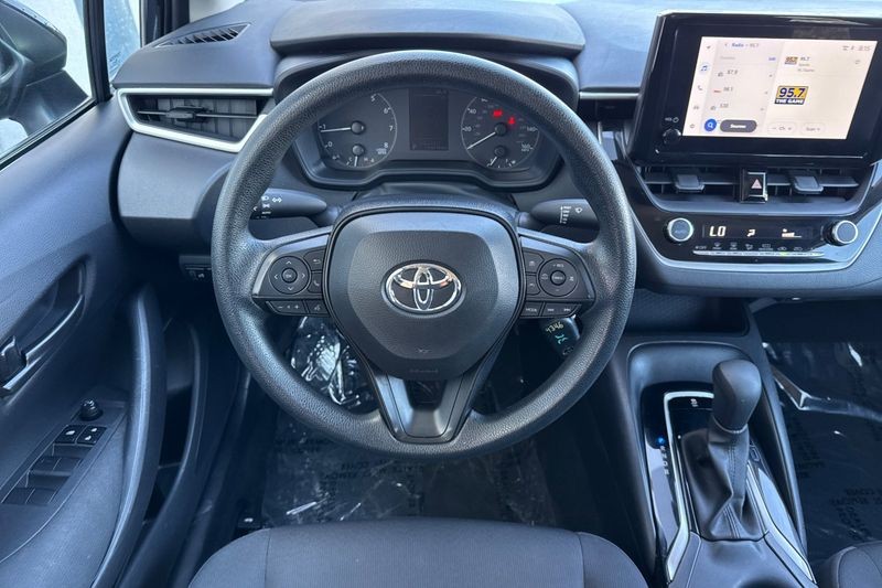 Toyota Corolla Vehicle Full-screen Gallery Image 14