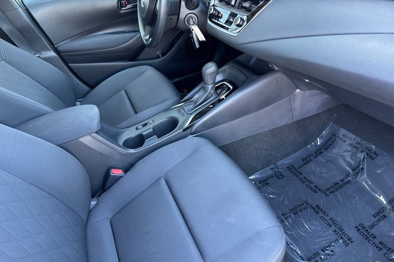 Toyota Corolla Vehicle Full-screen Gallery Image 15