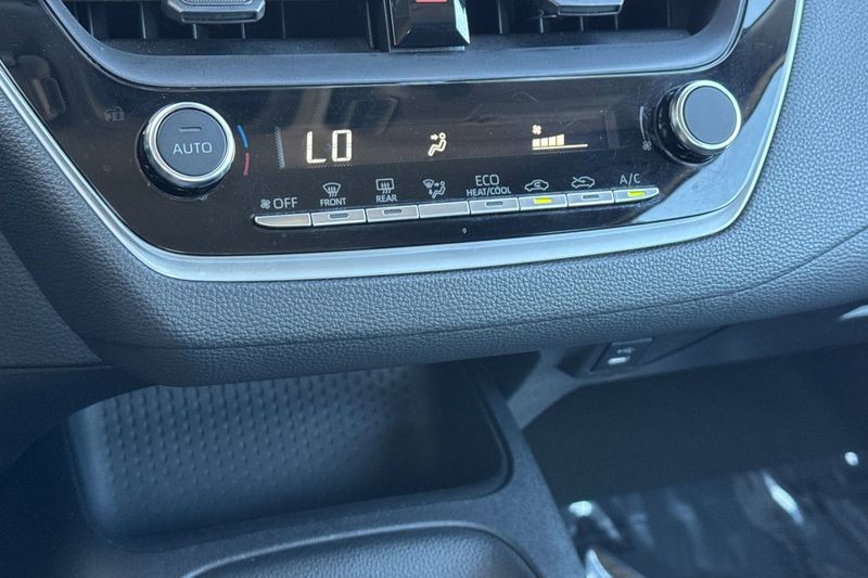 Toyota Corolla Vehicle Full-screen Gallery Image 19