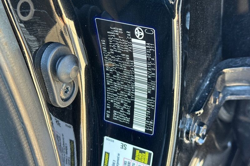 Toyota Corolla Vehicle Full-screen Gallery Image 26
