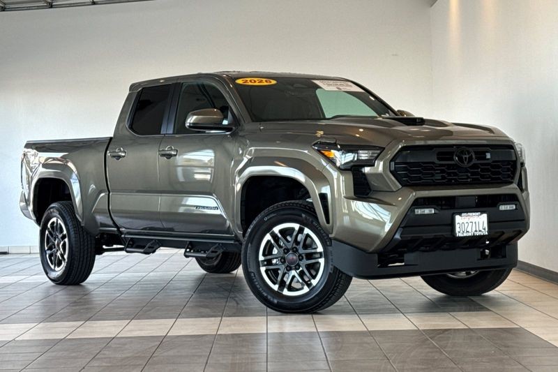 Toyota Tacoma 4WD Vehicle Full-screen Gallery Image 02