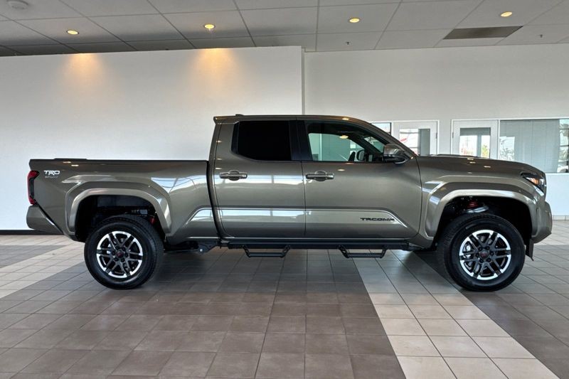Toyota Tacoma 4WD Vehicle Full-screen Gallery Image 03