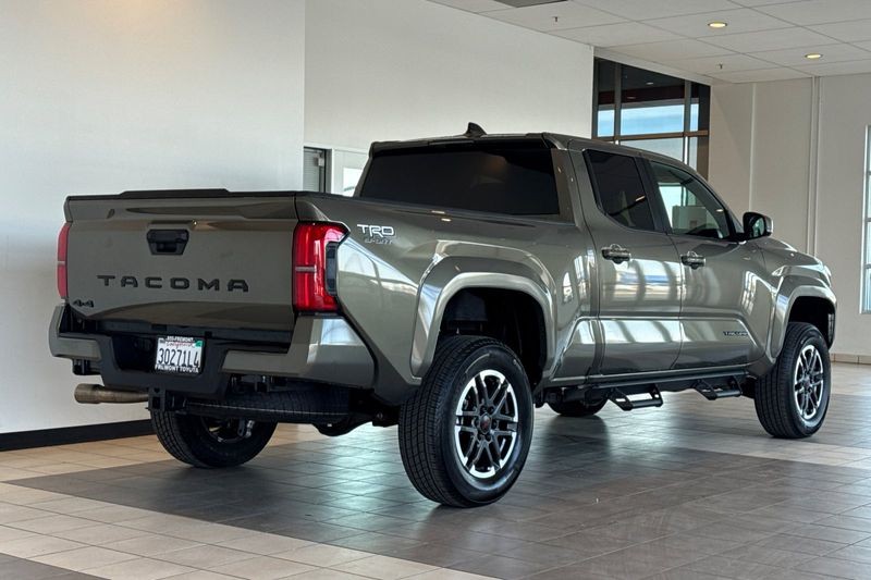 Toyota Tacoma 4WD Vehicle Full-screen Gallery Image 04