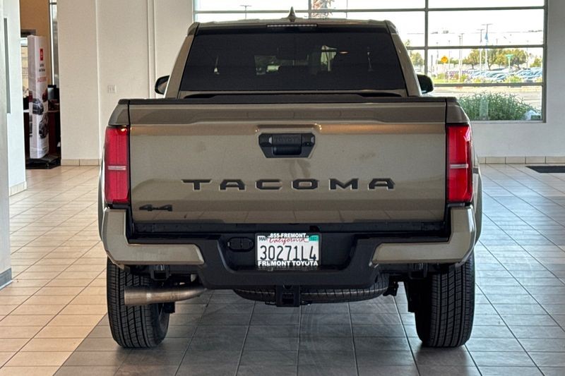 Toyota Tacoma 4WD Vehicle Full-screen Gallery Image 05