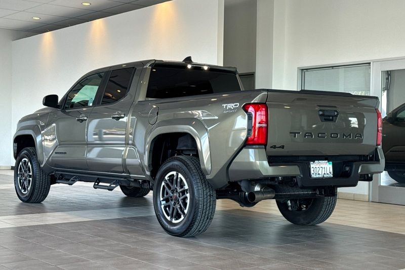 Toyota Tacoma 4WD Vehicle Full-screen Gallery Image 06
