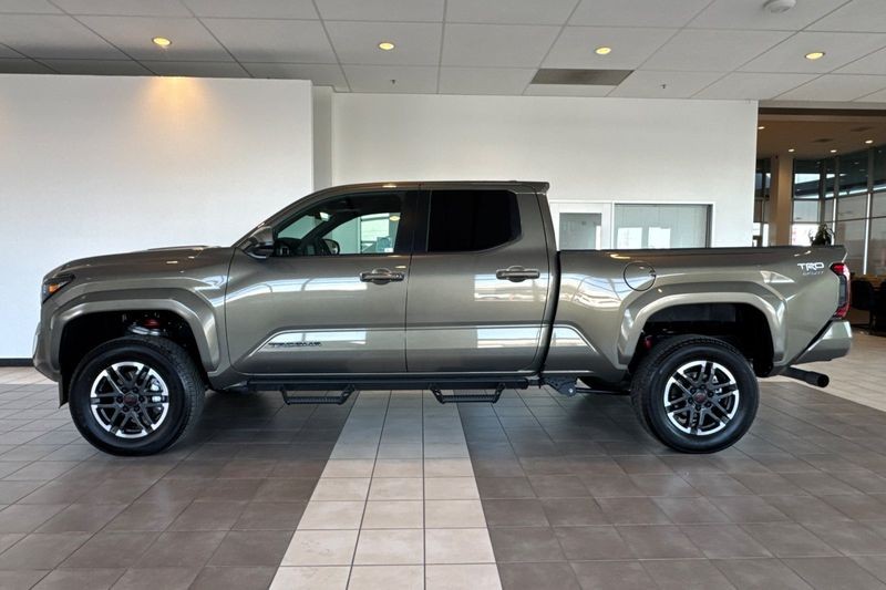 Toyota Tacoma 4WD Vehicle Full-screen Gallery Image 07