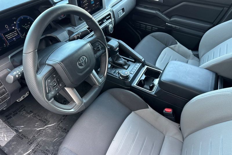 Toyota Tacoma 4WD Vehicle Full-screen Gallery Image 10
