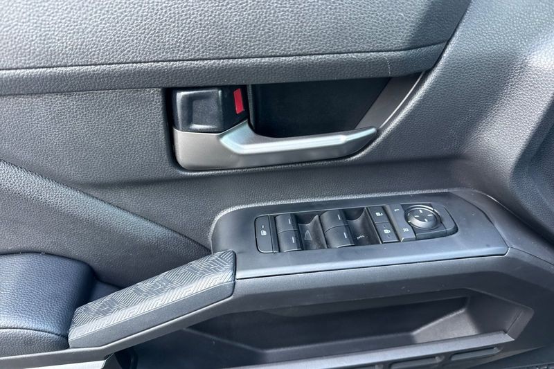 Toyota Tacoma 4WD Vehicle Full-screen Gallery Image 11