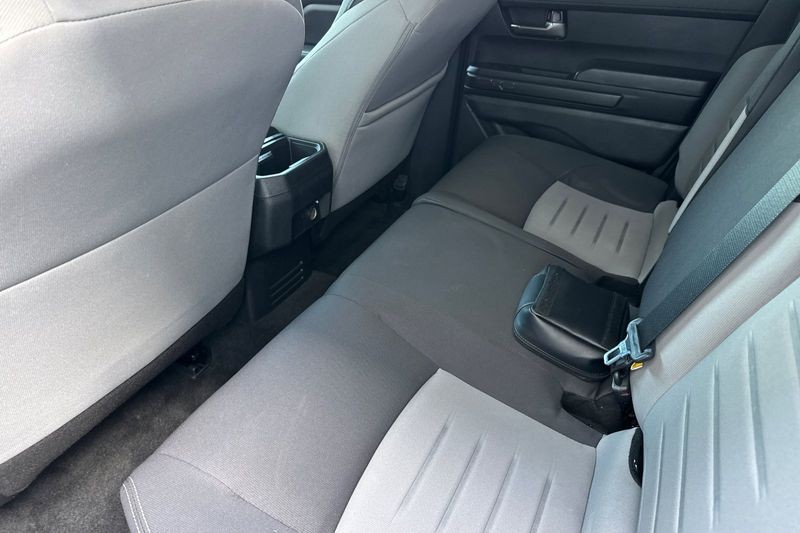 Toyota Tacoma 4WD Vehicle Full-screen Gallery Image 12