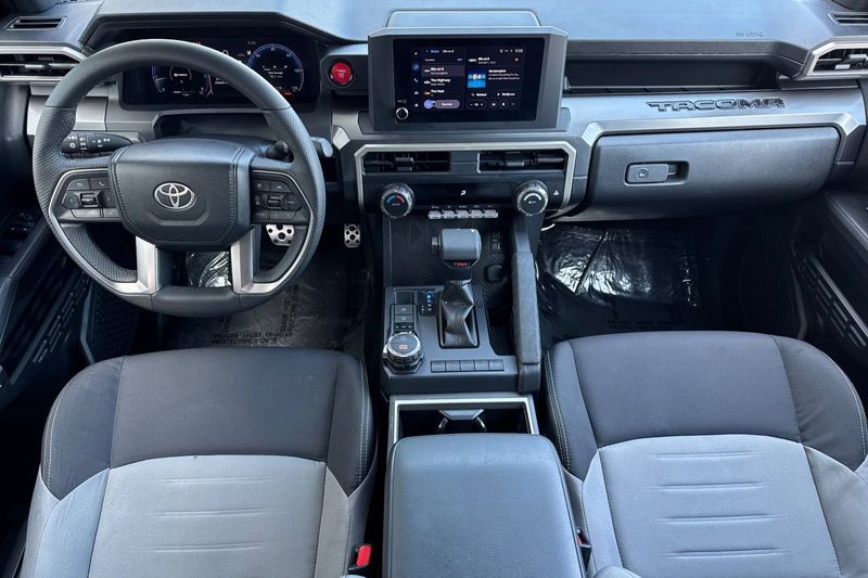 Toyota Tacoma 4WD Vehicle Full-screen Gallery Image 13
