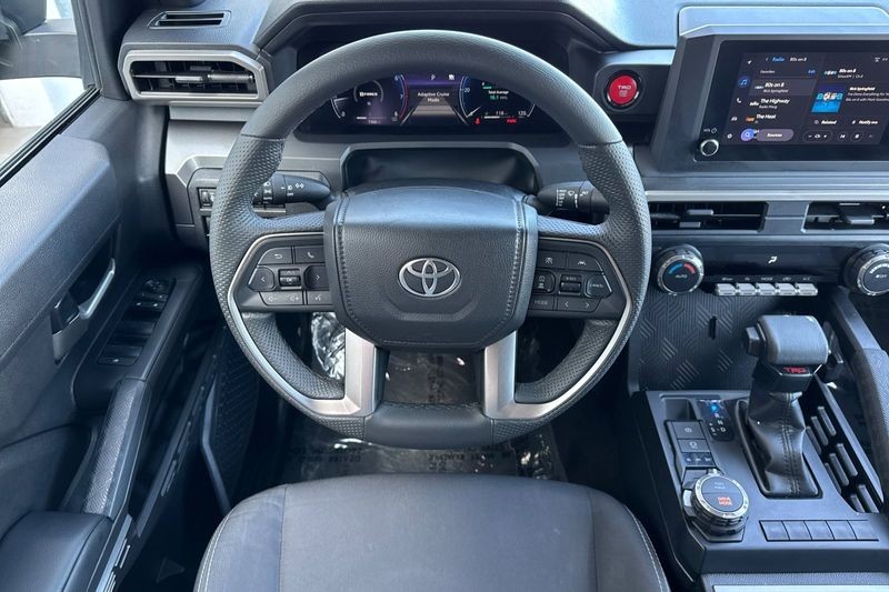 Toyota Tacoma 4WD Vehicle Full-screen Gallery Image 14