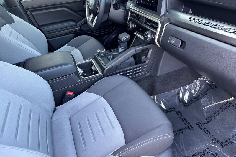 Toyota Tacoma 4WD Vehicle Full-screen Gallery Image 15
