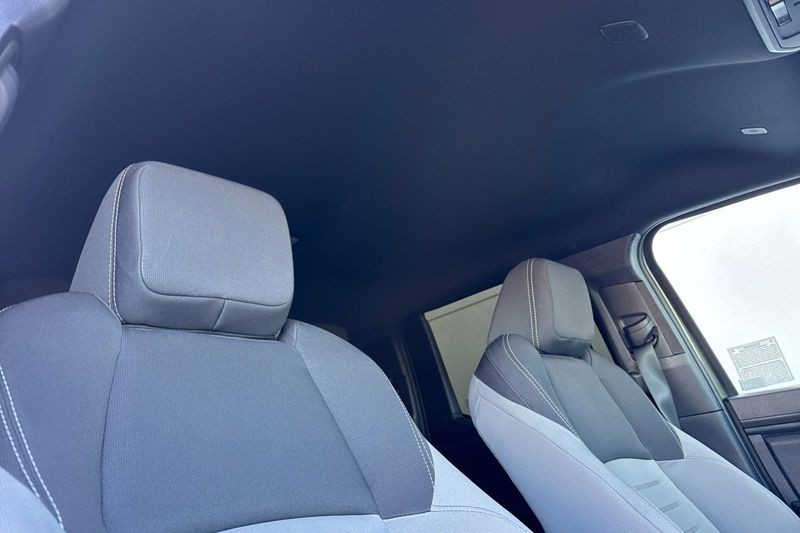 Toyota Tacoma 4WD Vehicle Full-screen Gallery Image 16