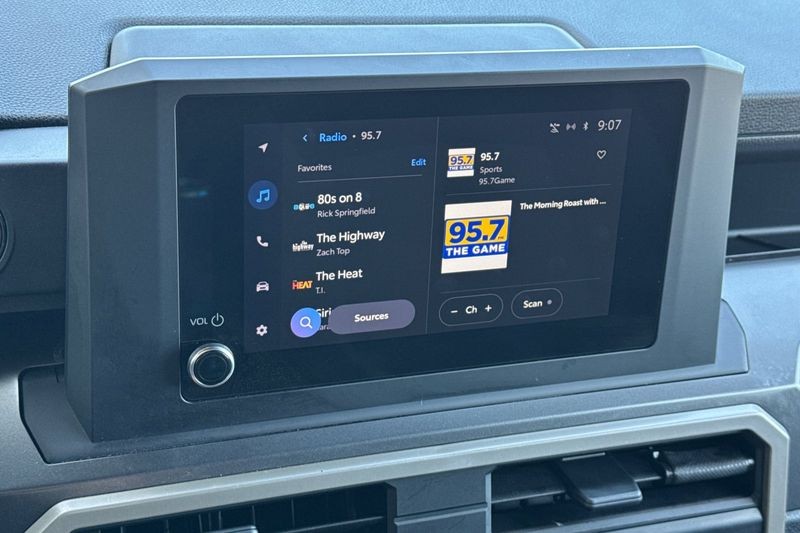 Toyota Tacoma 4WD Vehicle Full-screen Gallery Image 17