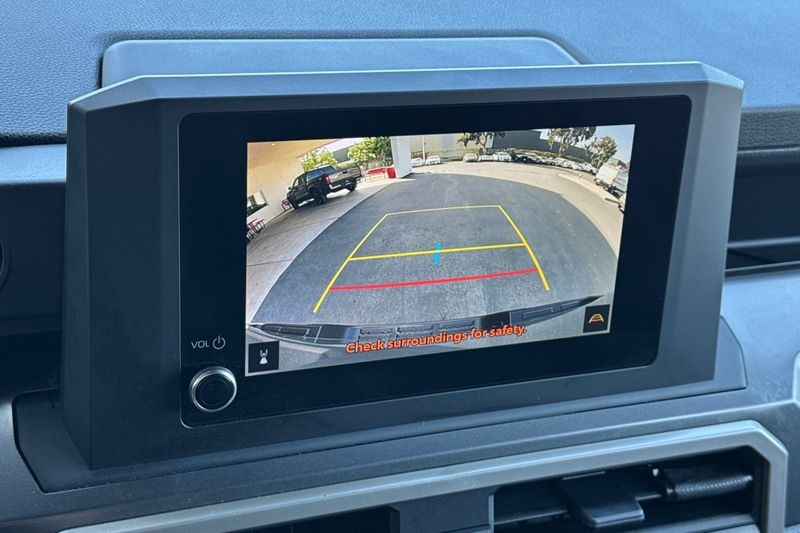 Toyota Tacoma 4WD Vehicle Full-screen Gallery Image 18