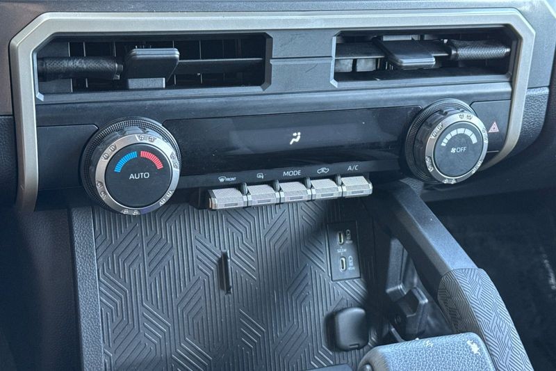 Toyota Tacoma 4WD Vehicle Full-screen Gallery Image 19