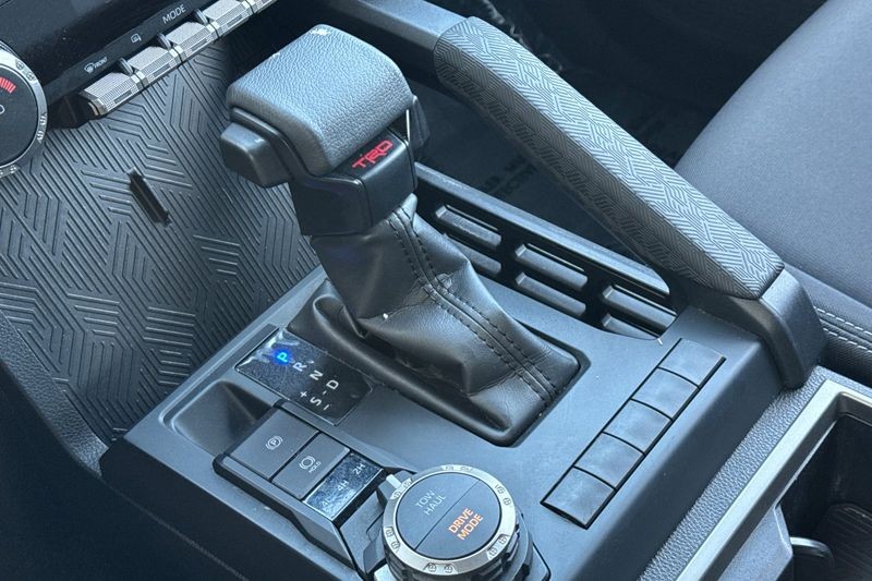 Toyota Tacoma 4WD Vehicle Full-screen Gallery Image 20