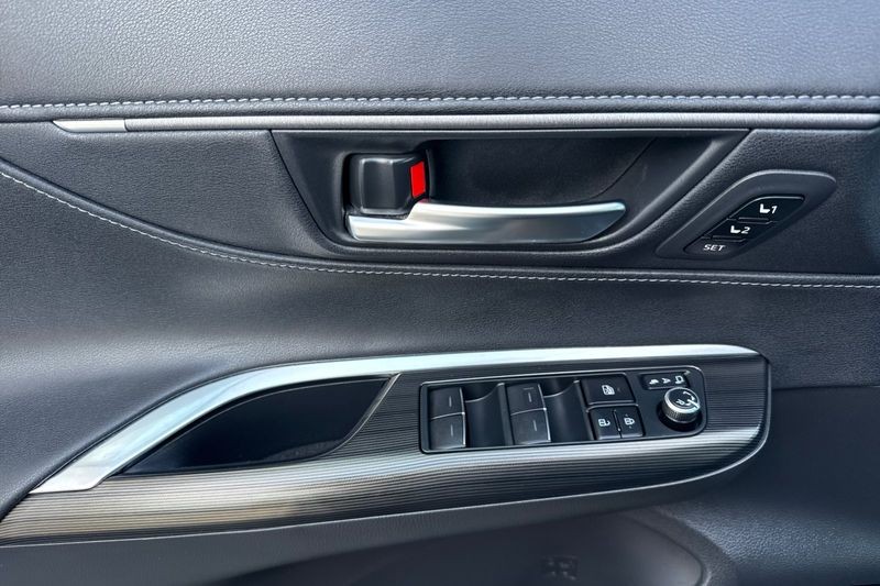 Toyota Venza Vehicle Full-screen Gallery Image 11