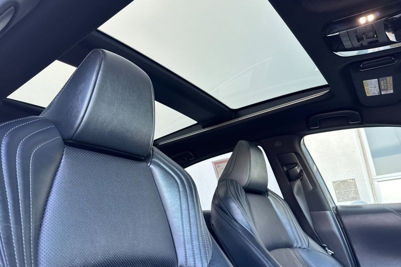 Toyota Venza Vehicle Full-screen Gallery Image 17