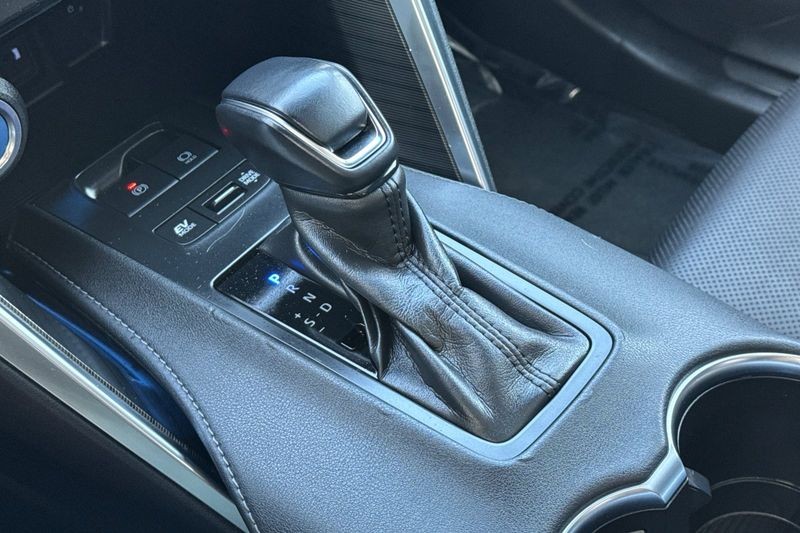 Toyota Venza Vehicle Full-screen Gallery Image 21