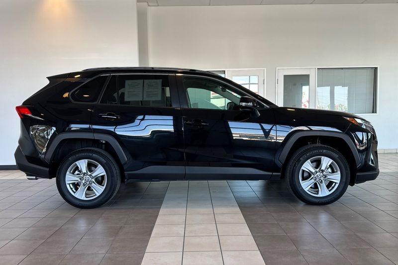 Toyota RAV4 Vehicle Full-screen Gallery Image 03