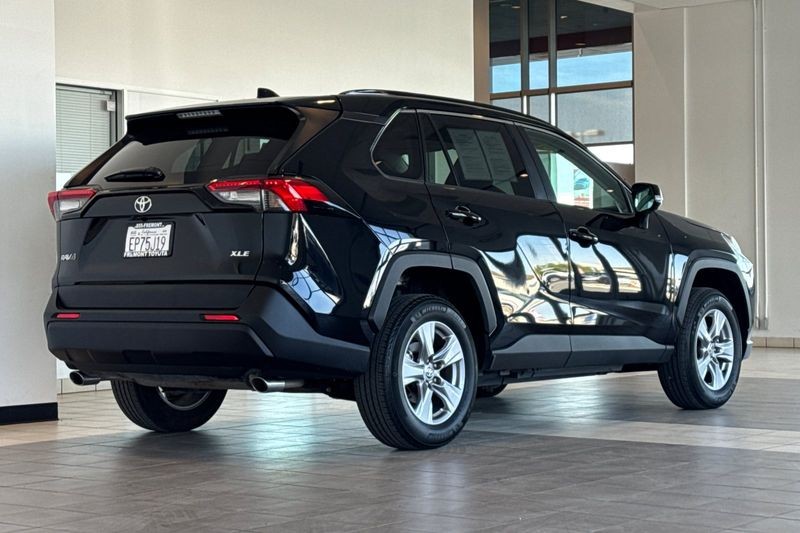 Toyota RAV4 Vehicle Full-screen Gallery Image 04