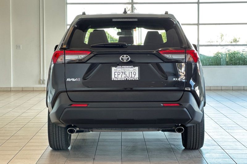 Toyota RAV4 Vehicle Full-screen Gallery Image 05