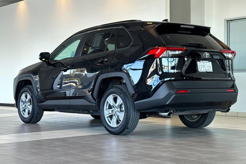 Toyota RAV4 Vehicle Full-screen Gallery Image 06