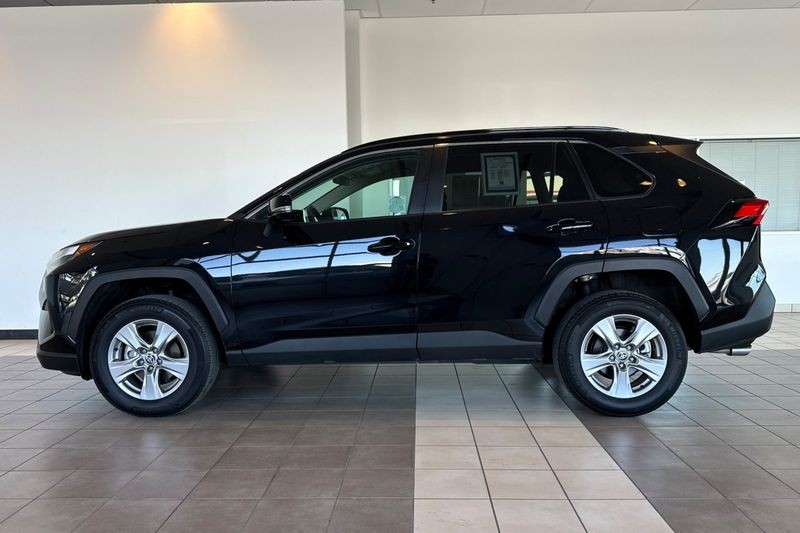 Toyota RAV4 Vehicle Full-screen Gallery Image 07