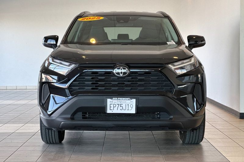 Toyota RAV4 Vehicle Full-screen Gallery Image 09