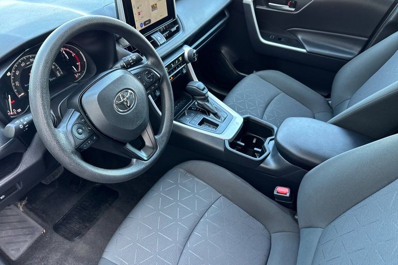 Toyota RAV4 Vehicle Full-screen Gallery Image 10