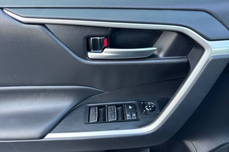 Toyota RAV4 Vehicle Full-screen Gallery Image 11
