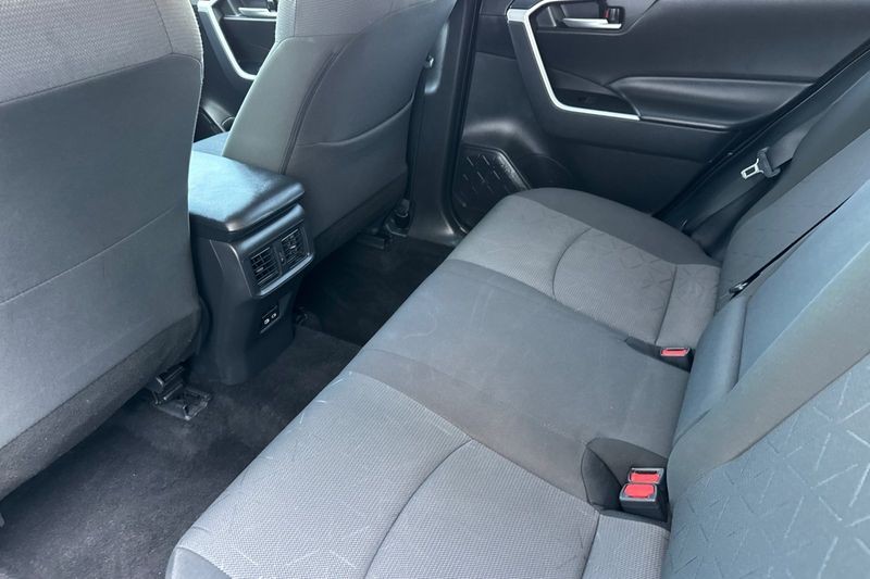 Toyota RAV4 Vehicle Full-screen Gallery Image 12