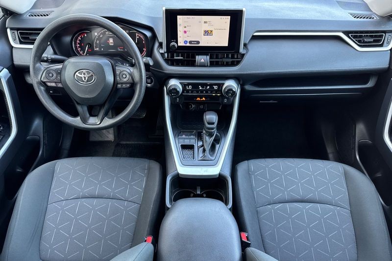 Toyota RAV4 Vehicle Full-screen Gallery Image 13