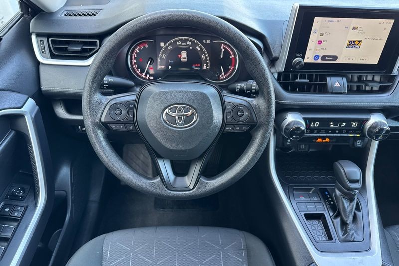 Toyota RAV4 Vehicle Full-screen Gallery Image 14