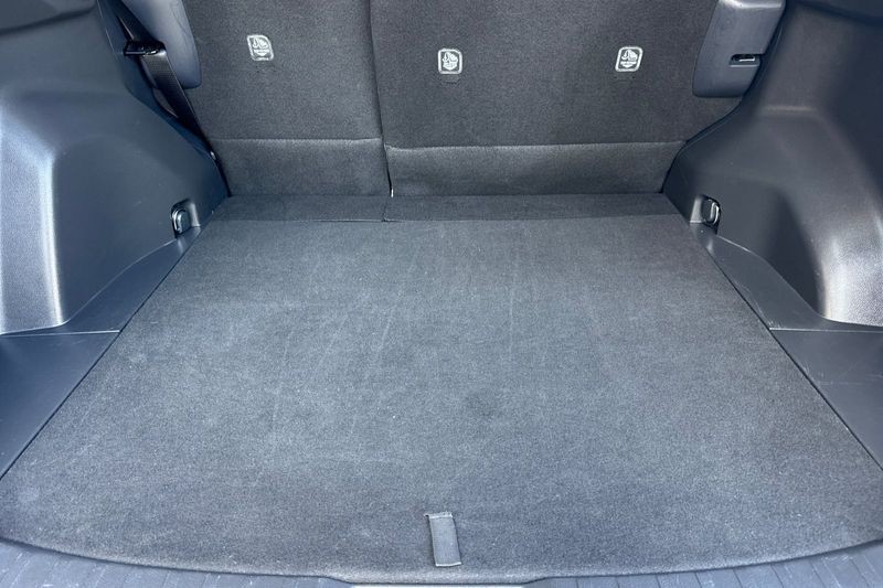 Toyota RAV4 Vehicle Full-screen Gallery Image 15