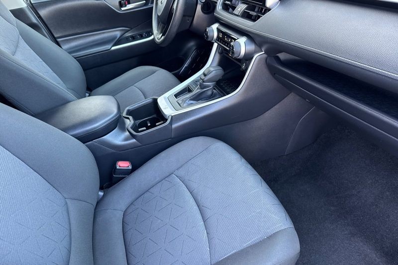 Toyota RAV4 Vehicle Full-screen Gallery Image 16