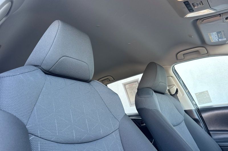 Toyota RAV4 Vehicle Full-screen Gallery Image 17