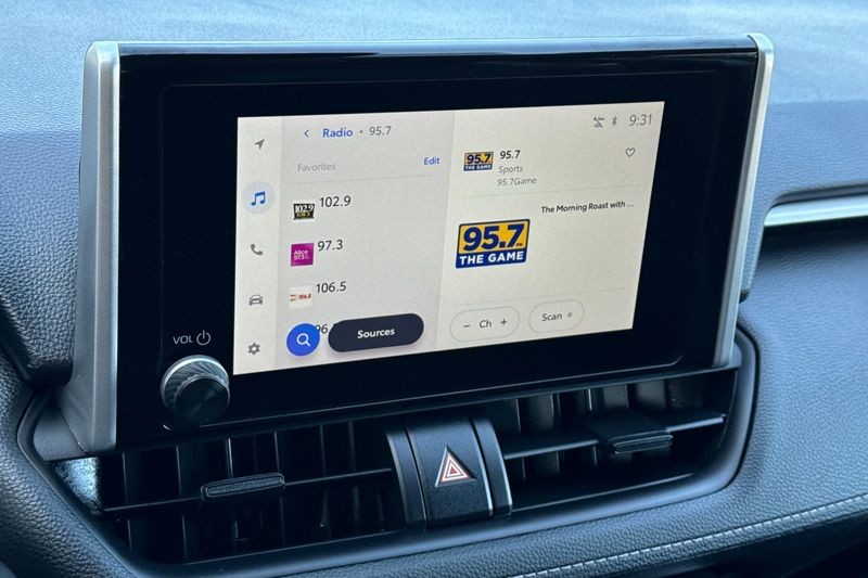 Toyota RAV4 Vehicle Full-screen Gallery Image 18