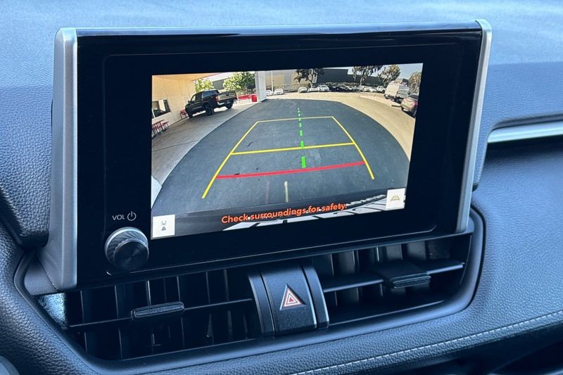 Toyota RAV4 Vehicle Full-screen Gallery Image 19