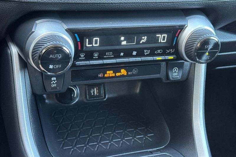 Toyota RAV4 Vehicle Full-screen Gallery Image 20