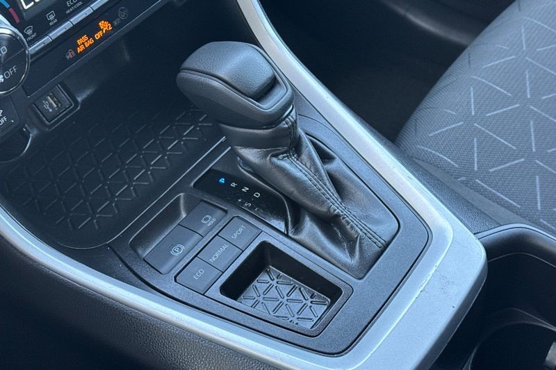 Toyota RAV4 Vehicle Full-screen Gallery Image 21