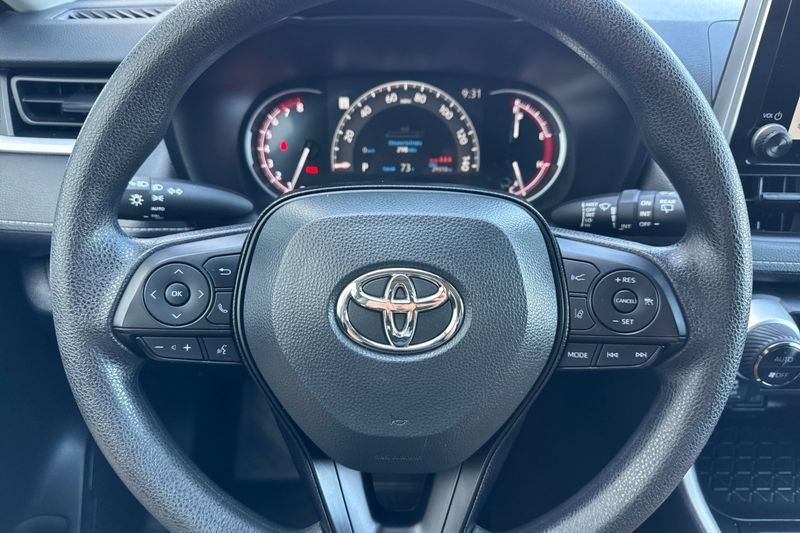 Toyota RAV4 Vehicle Full-screen Gallery Image 23