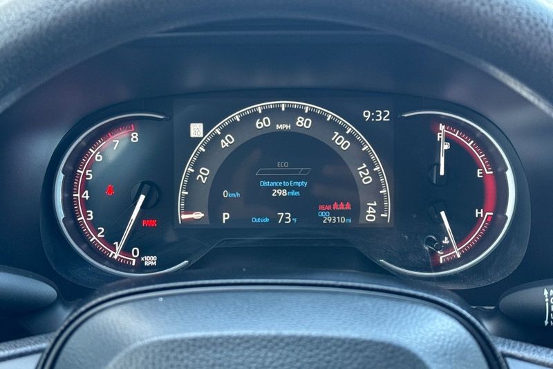 Toyota RAV4 Vehicle Full-screen Gallery Image 24