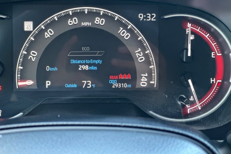 Toyota RAV4 Vehicle Full-screen Gallery Image 25